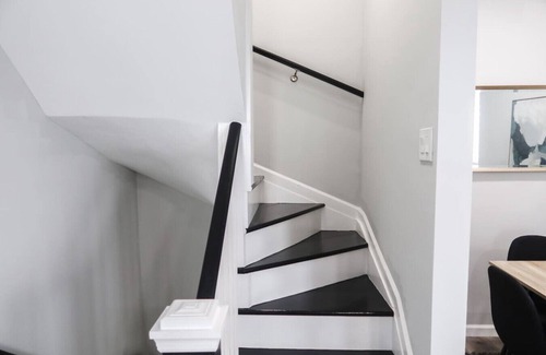 Ampere Apartment | Family-Friendly 5BR Near NYC with Parking & Laundry