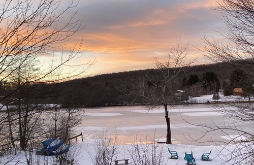 White Haven House | Lakefront Retreat: 5BR with Hot Tub & Pool Table Awaits