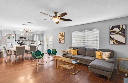 Flower Mound House | Spacious 5BR House with Hot Tub - Ideal for Families