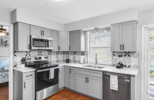 Flower Mound House | Spacious 5BR House with Hot Tub - Ideal for Families