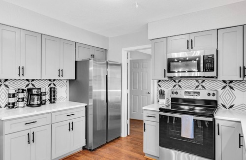Flower Mound House | Spacious 5BR House with Hot Tub - Ideal for Families