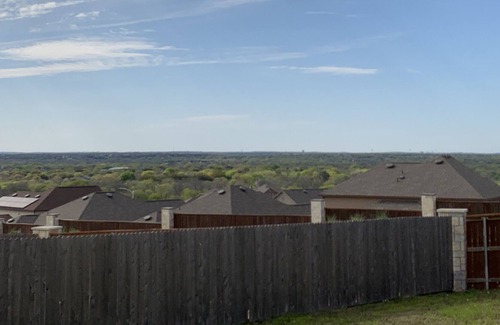 Austin House | 5BR/3.5Bath 3500sf open plan--only 6miles to COTA, 7mi to ABIA 10mi to downtown!
