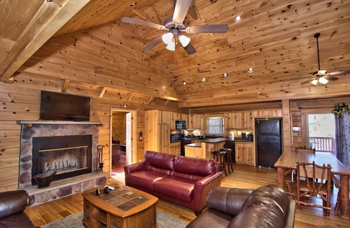 White Haven House | Spacious 5BR Cabin Ideal for Reunions & Group Getaways