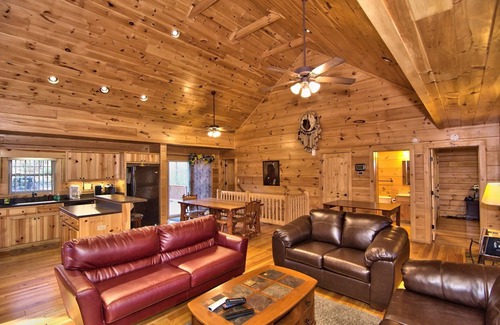 White Haven House | Spacious 5BR Cabin Ideal for Reunions & Group Getaways