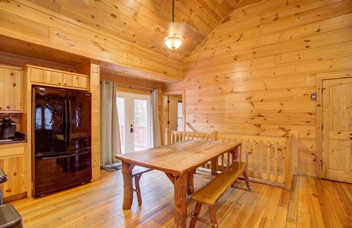 White Haven House | Spacious 5BR Cabin Ideal for Reunions & Group Getaways