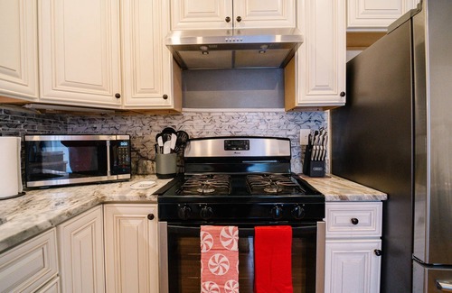 Falls Church House | 5BR/4BA HomeI Backyard in VA!