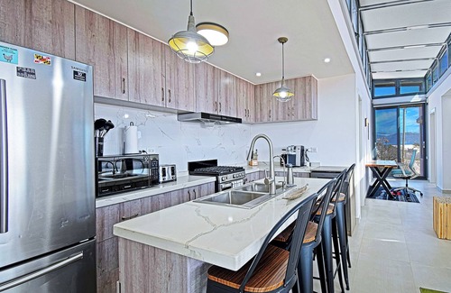 El Sargento House | 5BR/4BA repurposed shipping containers. Multiple decks, firepits, Fast Wifi (250 mb+) w/Starlink backup, new premium X8 Bullfrog hot tub. Free use of inflatable SUPs, beach chairs & other beach toys. Enjoy a game night in our retro video arcade.