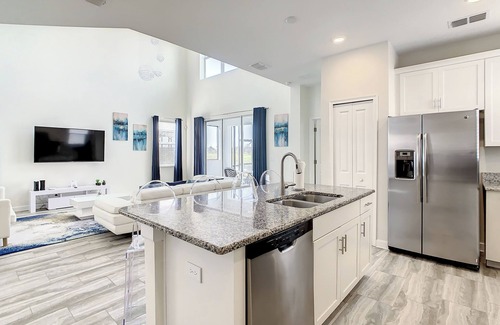 Kissimmee House | 5 Bedroom Pool Home with Lake View – Minutes to Disney