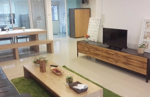 Bangkok Central Business District House | Chic 5BR House in Erawa with Spa and Hot Tub Amenities