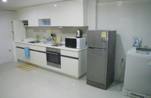 Bangkok Central Business District House | Chic 5BR House in Erawa with Spa and Hot Tub Amenities