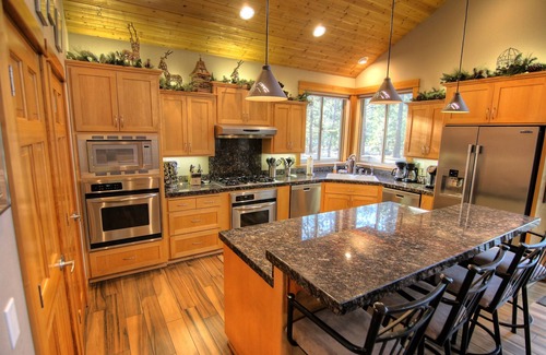 Overlook Park House | Stunning 5BR Retreat Near SHARC Pool with Hot Tub & Bikes