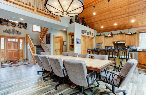 Overlook Park House | Stunning 5BR Retreat Near SHARC Pool with Hot Tub & Bikes