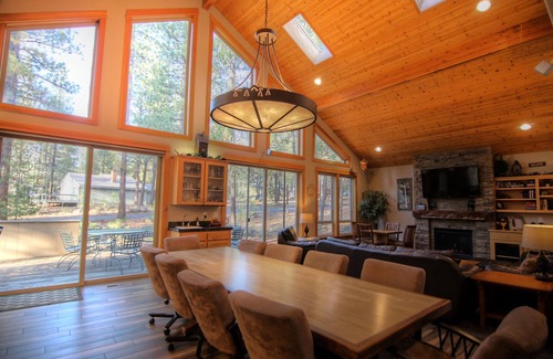 Overlook Park House | Stunning 5BR Retreat Near SHARC Pool with Hot Tub & Bikes