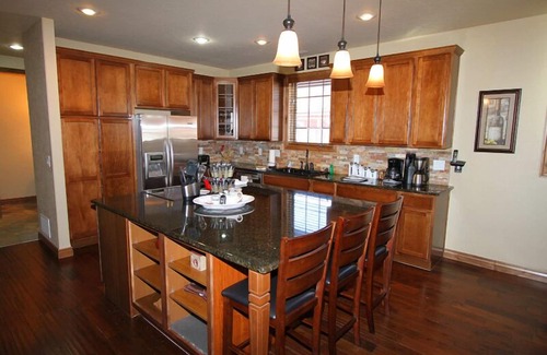 Fraser House | Elite Mountain Retreat: Hot Tub, Game Room & Free Shuttle