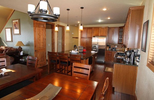 Fraser House | Elite Mountain Retreat: Hot Tub, Game Room & Free Shuttle
