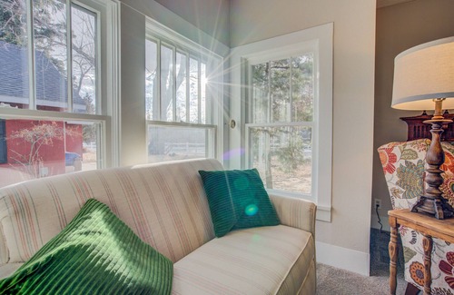 Monument House | 5BR Monument Charm|Walk to Shops & Wedding Venue