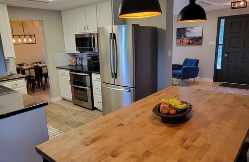 Broomfield House | Idyllic 5BR Farmhouse with Hot Tub & Firepit Retreat
