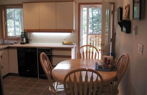 East Kootenay House | Premier 5BR Retreat with Pool Table & Scenic Views