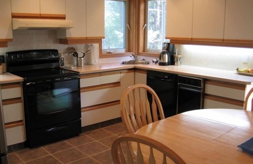 East Kootenay House | Premier 5BR Retreat with Pool Table & Scenic Views