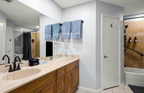 Copperfield House | 5BR Retreat with Game Room, Hot Tub & Big Yard - Sleeps 16 - 15 min to DT
