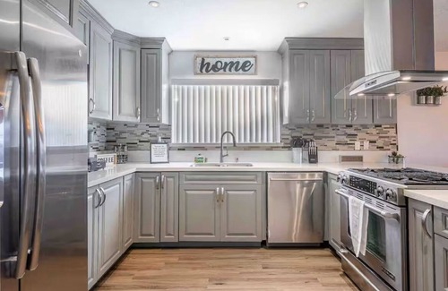 Paradise House | 5BR Vegas Getaway Pool Games BBQ Close to Strip & Airport Karaoke & Arcade