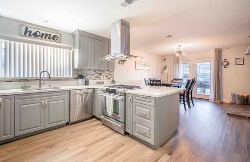 Paradise House | 5BR Vegas Getaway Pool Games BBQ Close to Strip & Airport Karaoke & Arcade