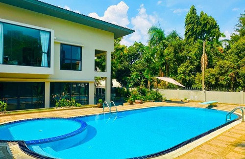 Phra Khanong Villa | 5BR Villa with Private Pool Sukhumvit 10mins BTS