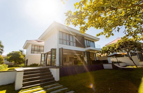 Ngu Hanh Son Villa | Spacious Villa Retreat at 5-Star Resort for Large Groups