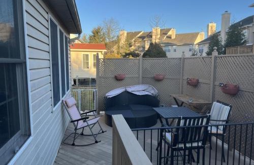 Greentree Villa | Cherry Hill House: Family-Friendly Retreat with Breakfast