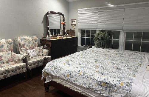 Greentree Villa | Cherry Hill House: Family-Friendly Retreat with Breakfast