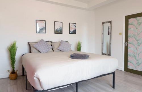 East Acton Apartment | Stylish Urban Retreat: Family-Friendly 2 Bed Flat