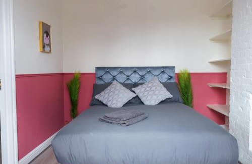 East Acton Apartment | Stylish Urban Retreat: Family-Friendly 2 Bed Flat