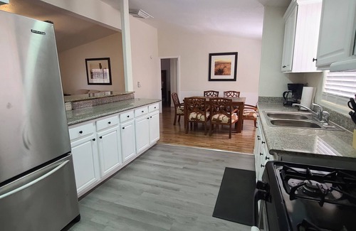Squaw Valley House | Ideal Home Near Kings Canyon NP with Lake Views & Breakfast