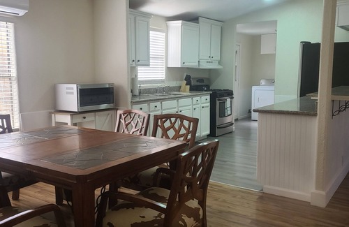 Squaw Valley House | Ideal Home Near Kings Canyon NP with Lake Views & Breakfast
