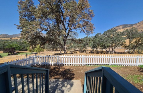 Squaw Valley House | Ideal Home Near Kings Canyon NP with Lake Views & Breakfast