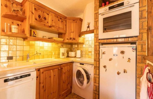 Les Avanchers-Valmorel Apartment | Cozy Village View Retreat with Kitchen and Ski Locker