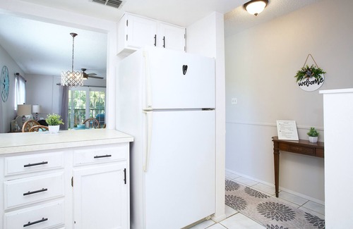 Iona Condo | Discover the Perfect Retreat: Pool & Tennis, Near Beach!