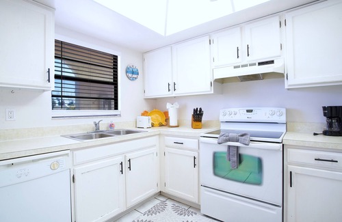 Iona Condo | Discover the Perfect Retreat: Pool & Tennis, Near Beach!
