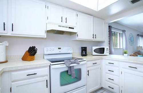 Iona Condo | Discover the Perfect Retreat: Pool & Tennis, Near Beach!