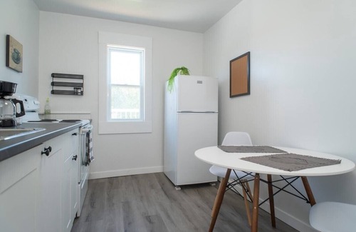 Thunder Bay Apartment | Convenient Stay: 5 Mins to Airport with Netflix & Wifi