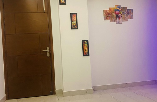 New Delhi Apartment | Modern Amenities Await at This Premier 5-Star Retreat