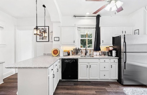 Bryn Mawr House | Guest Rated 9.6: King Room with Kitchen and Parking
