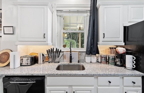 Bryn Mawr House | Guest Rated 9.6: King Room with Kitchen and Parking