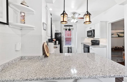 Bryn Mawr House | Guest Rated 9.6: King Room with Kitchen and Parking