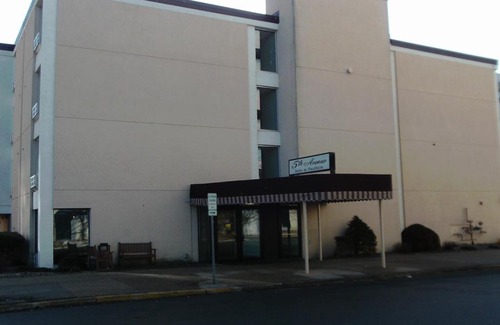 Downtown Hotel | Budget-Friendly Stay at 5th Avenue Inn & Suites