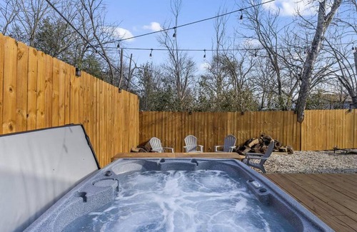 Waco House | Relaxing 5th St Getaway with Sauna, Hot Tub & Game Room