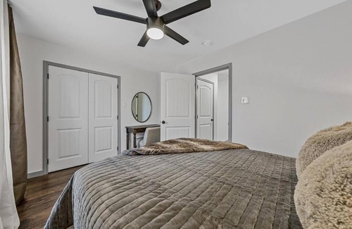 Waco House | Relaxing 5th St Getaway with Sauna, Hot Tub & Game Room