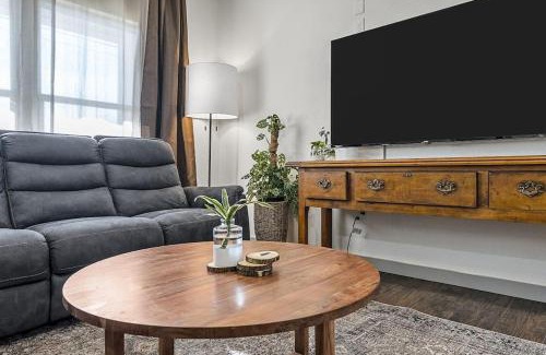 Waco House | Relaxing 5th St Getaway with Sauna, Hot Tub & Game Room