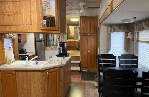 Greenville House | 5th Wheel Camper with Outdoor Space & Spa Amenities