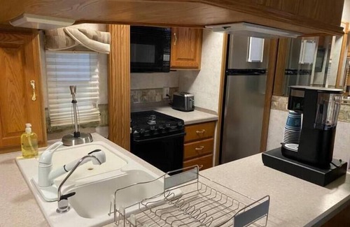 Greenville House | 5th Wheel Camper with Outdoor Space & Spa Amenities